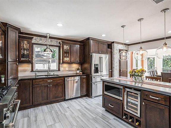 3rd image of 1991 Kinridge Rd