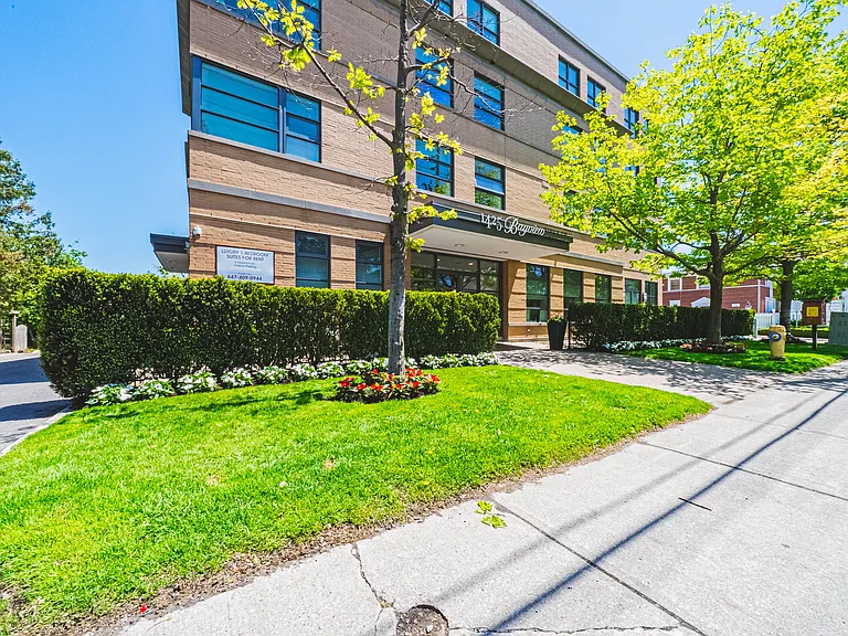 1425 Bayview Ave — Photo 25