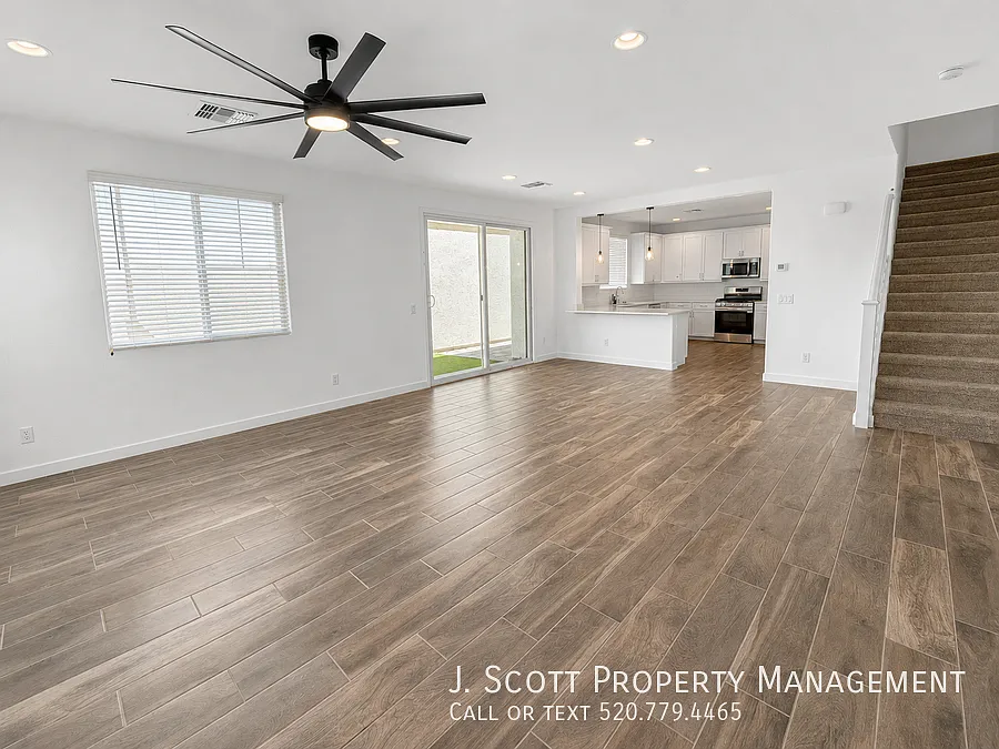 Spacious 4BR Home with Bonus Den, Guest Suite & Pool — Photo 2