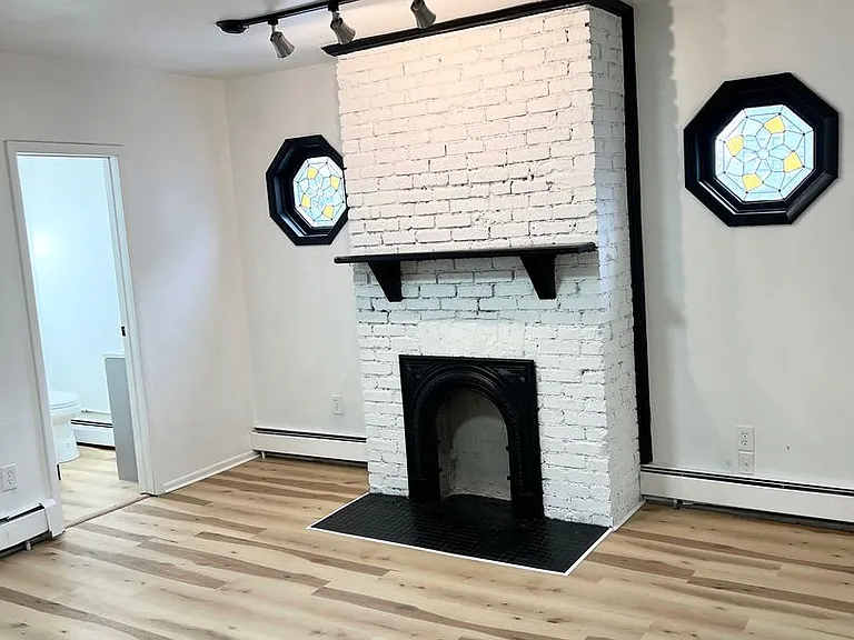207 Wilbur St — Photo 2