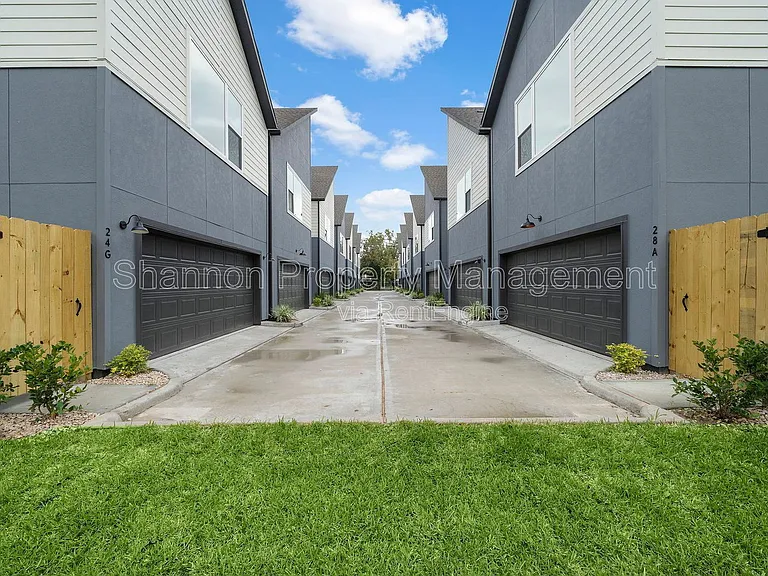 24 Bucan St #B — Photo 38