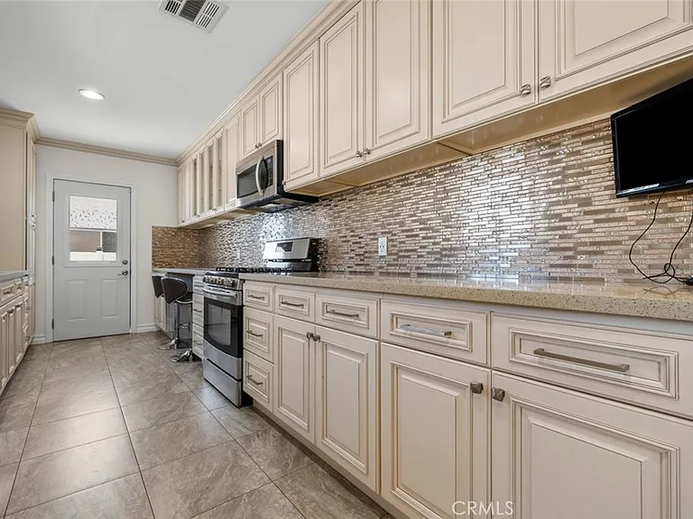11252 Saticoy St — Photo 9
