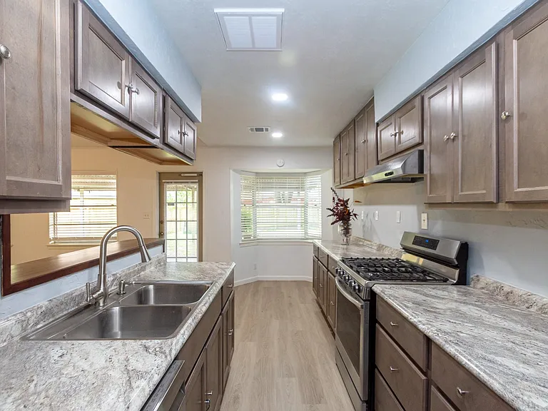 5704 Leggett Ln — Photo 10