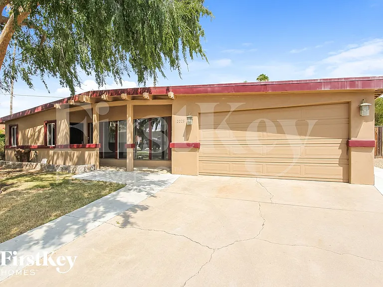 2028 W Schell Dr — Photo 2