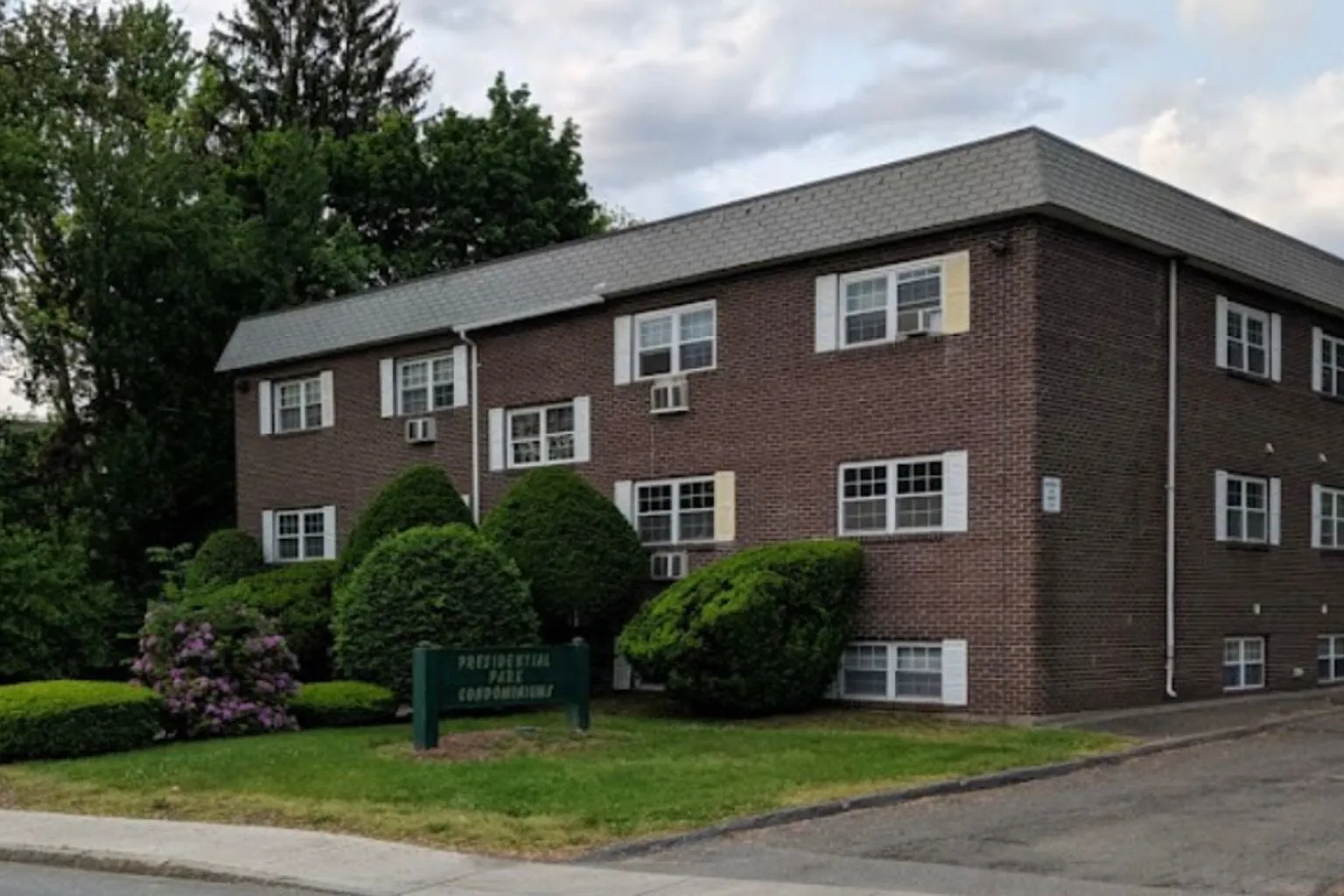 Presidential Park Condominiums — Photo 1