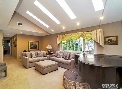 4th image of 12 Holly Dr