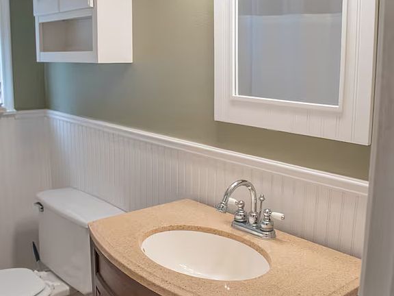 4th image of 702 Broadmoor Dr