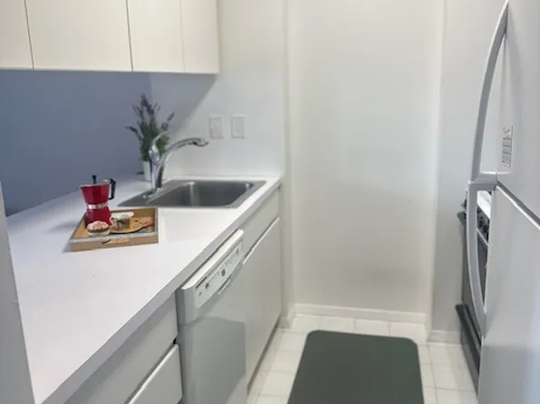 1 Irving Place P20H image 2 of 13