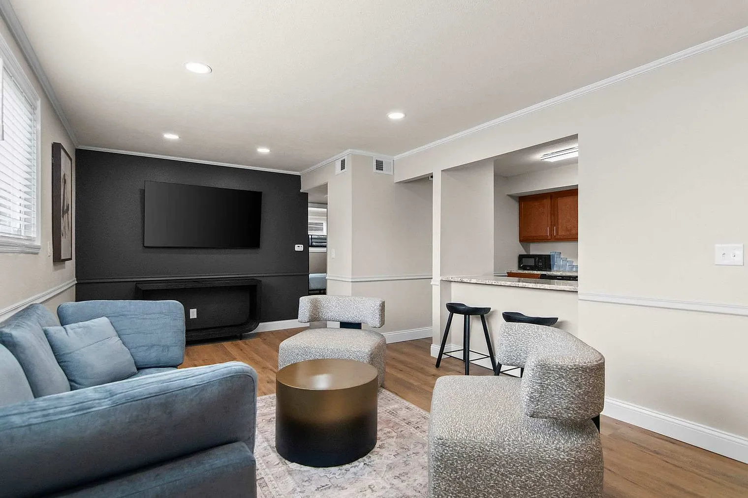 2 bed, 1.0 bath, 990 sqft, $2,242 — Photo 3