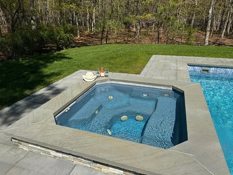 4 Bennett Dr — Photo 3
