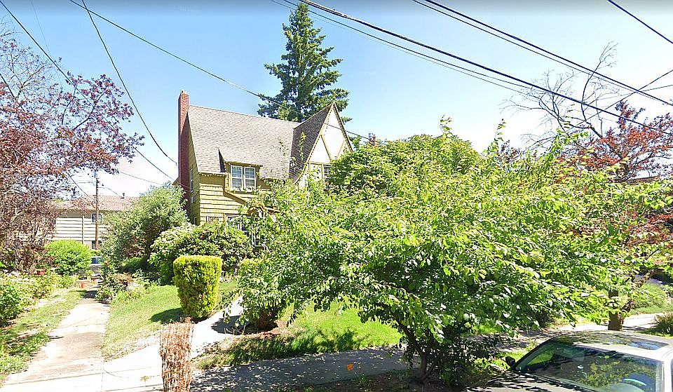 2nd image of 604 SE Peacock Ln