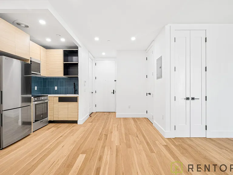 190 Ainslie St #3B — Photo 2