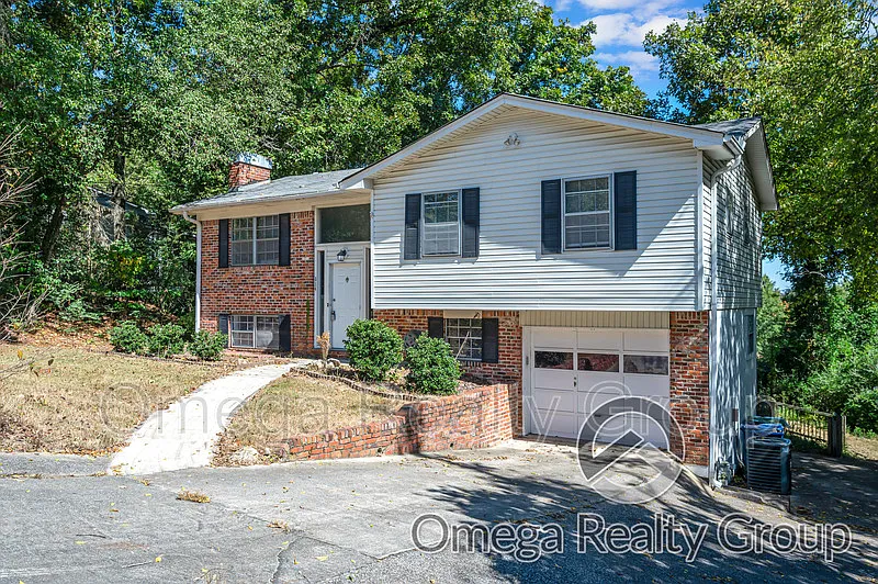 3 bed, 2.0 bath, 2052 sqft, $1,600 — Photo 3