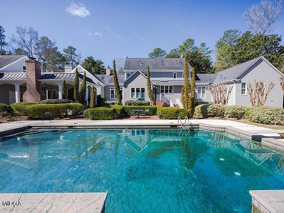 3rd image of 110 Woodmere Trl