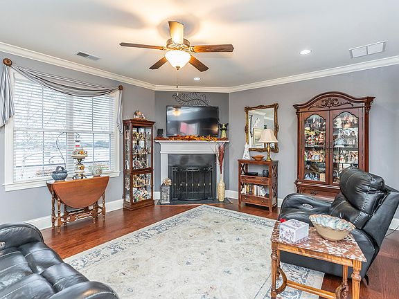 2nd image of 203 Daffodil Ct