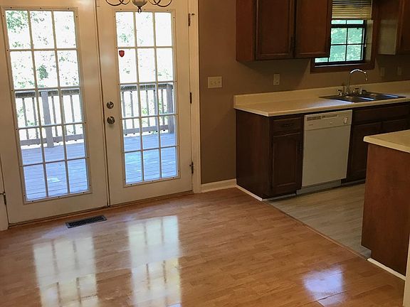 3rd image of 107 Sunnyhill Trl
