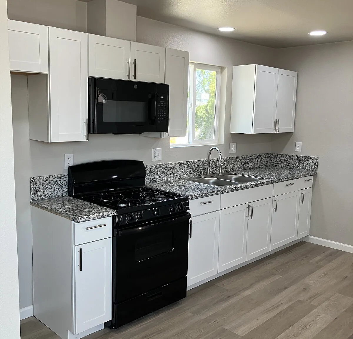 1 bed, 1.0 bath, $1,095 — Photo 2