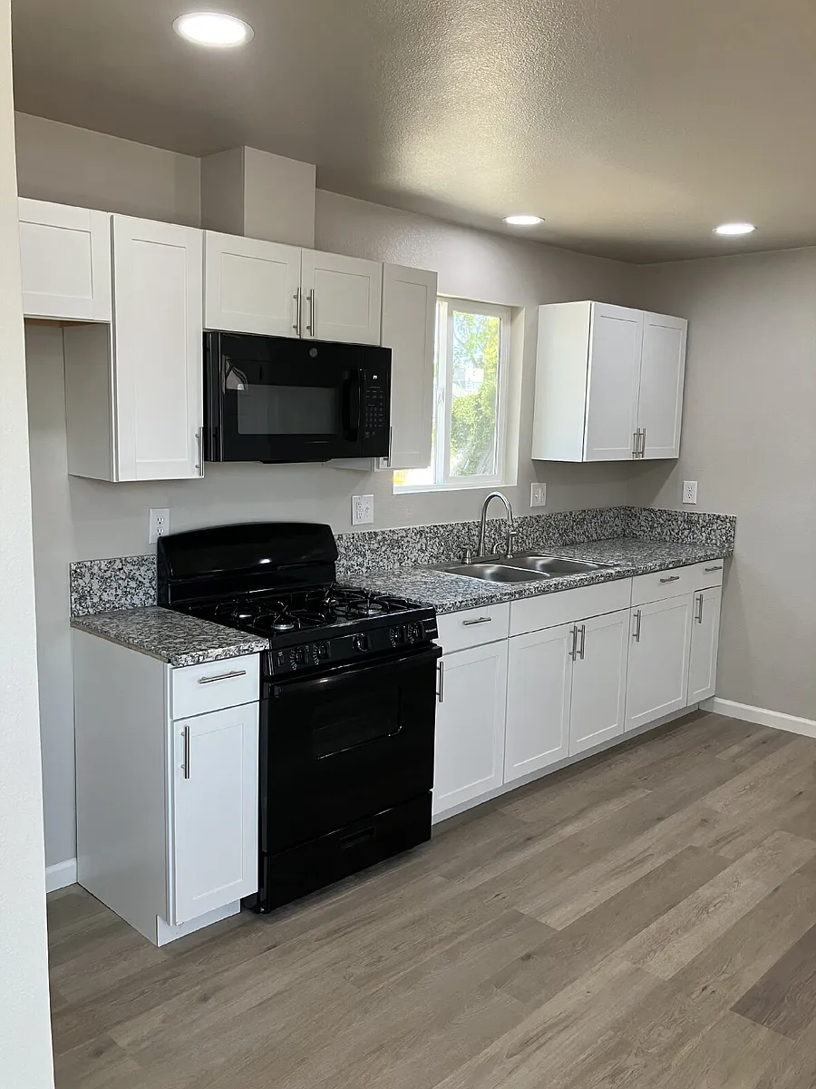 Building Photo - 1855 D St #4