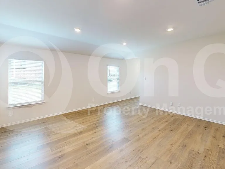 915 Presleigh Dr — Photo 5