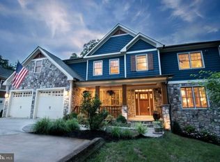 2332 N Kenmore St, Arlington, VA 22201