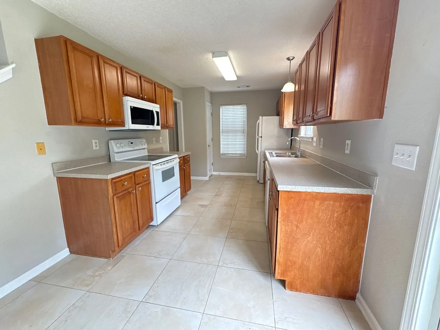 3 bedroom with fenced backyard — Photo 3