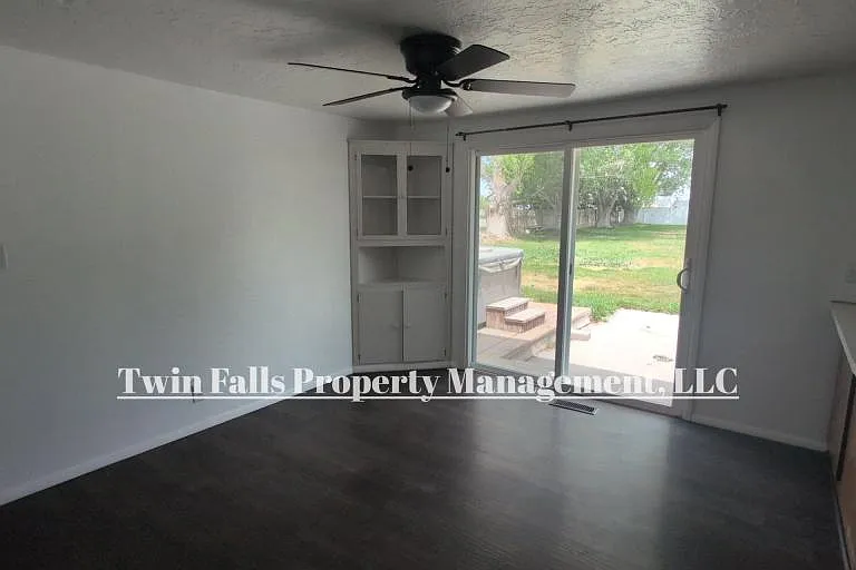 3073 Vickie Ln — Photo 11