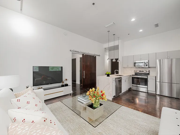 Main 3 Downtown — Photo 38