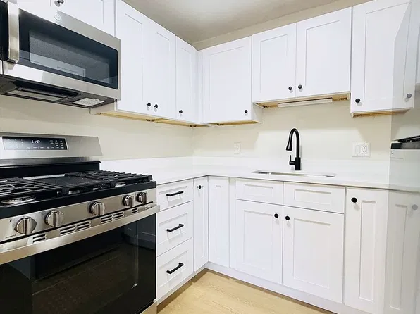 Vine & Main | Newly Renovated 1 & 2 Bedrooms