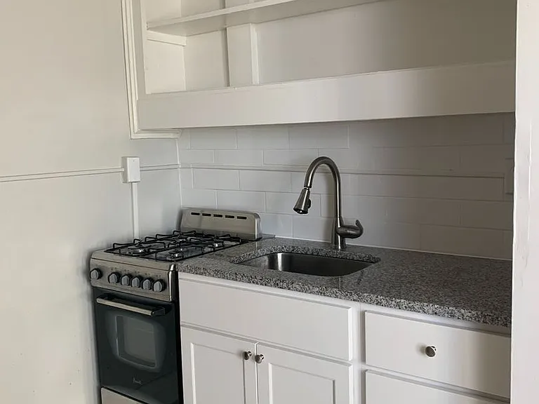 100 Howe Street — Photo 82