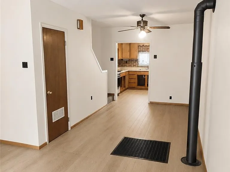 229 N Peach St — Photo 2