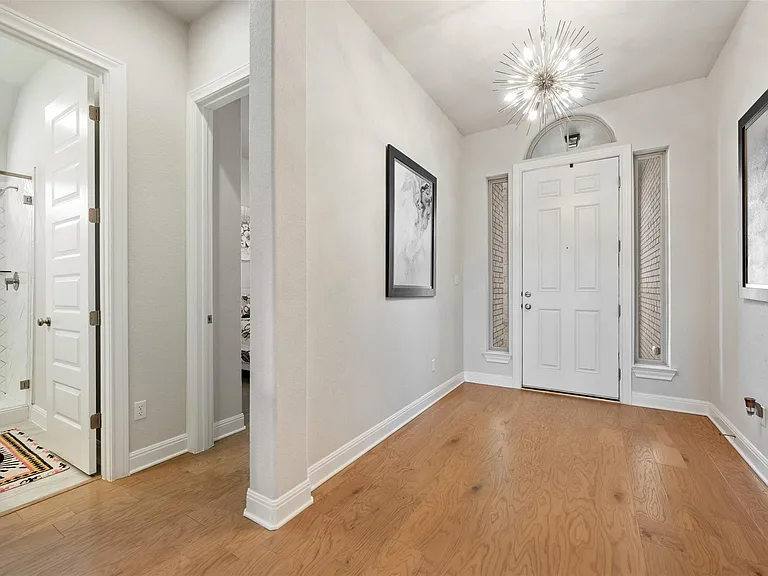 686 Treadwell Ln — Photo 3