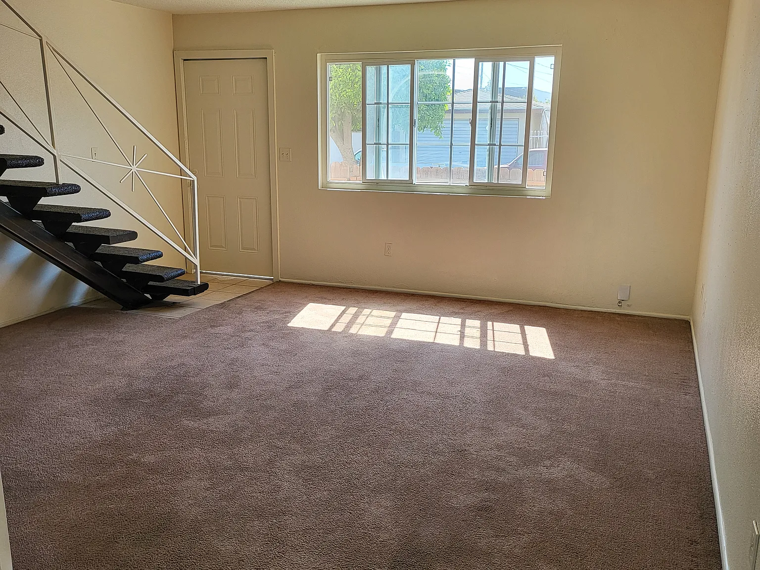 2 bed, 1.5 bath, 2400 sqft, $3,000 — Photo 2