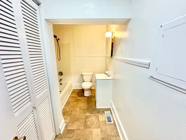 690 Robertson Rd E — Photo 7