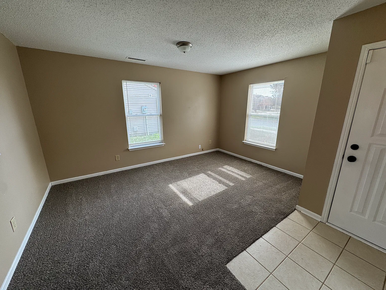 4 bed, 2.5 bath, 2176 sqft, $1,995 — Photo 4
