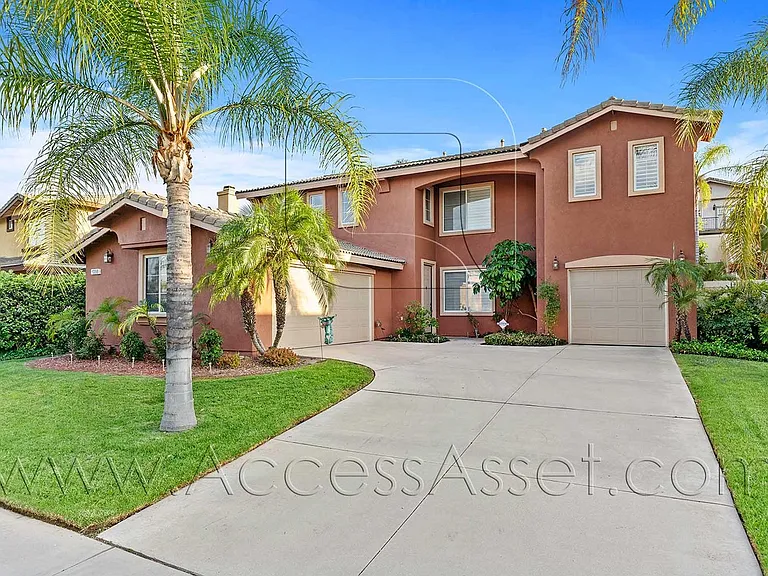 1358 Baldwin St — Photo 2
