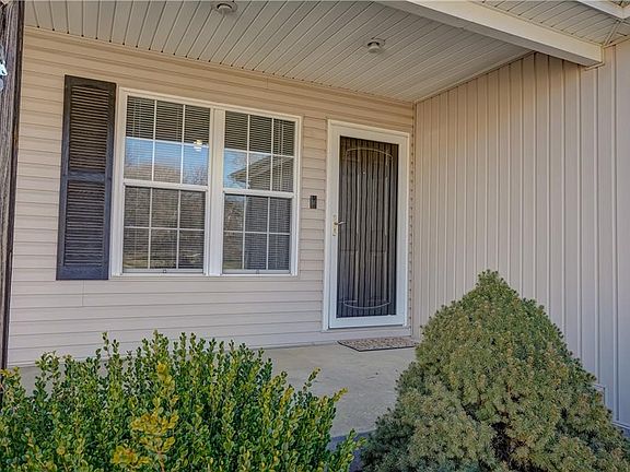 2nd image of 1205 NW Scenic Dr