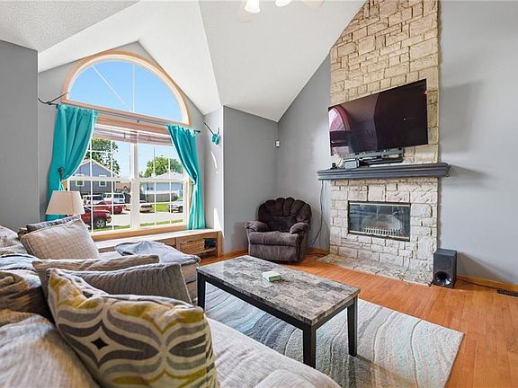 2nd image of 913 Applewood Ln
