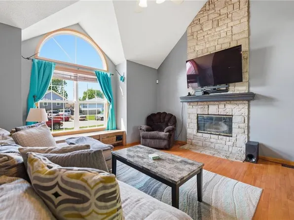 913 Applewood Ln, Belton, MO 64012