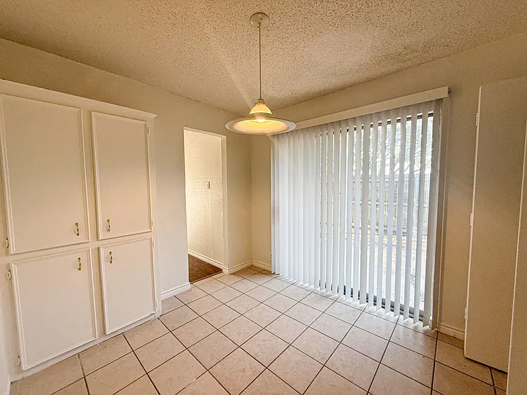 612-614 Towne House Ln — Photo 12