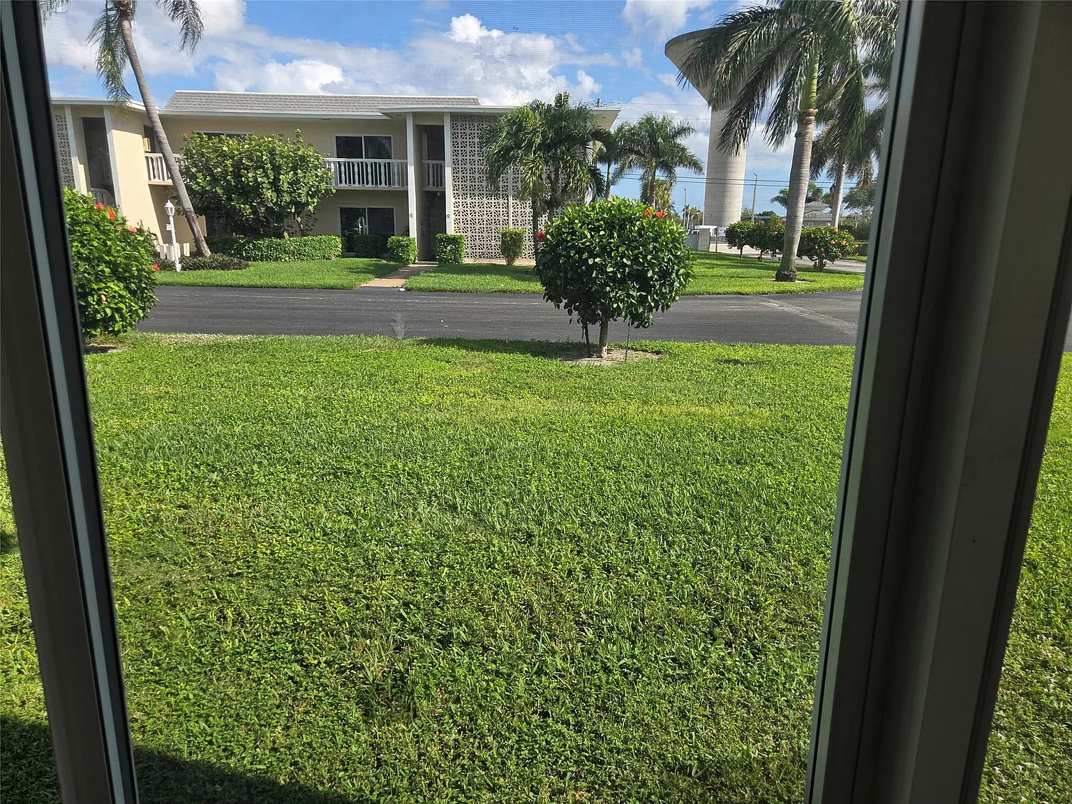 2 bed, 2.0 bath, 1104 sqft, $1,700 — Photo 2