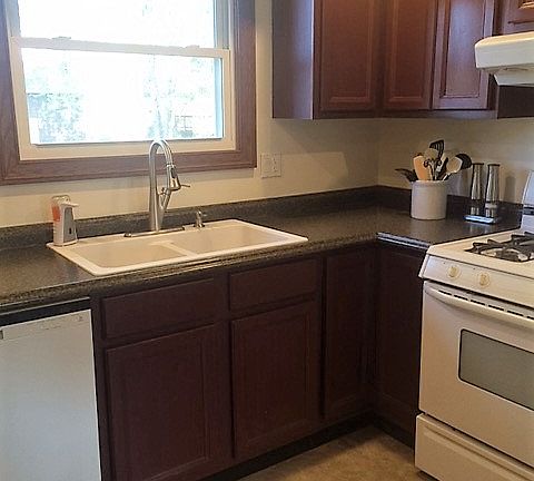 Kitchen - View of Yard