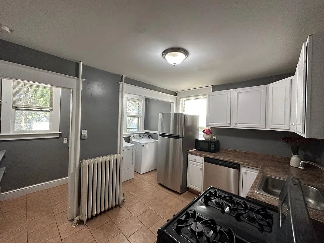 4 bed, 1400 sqft, $2,200 — Photo 3