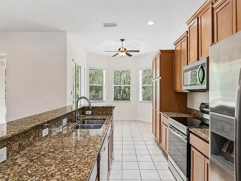 37 Greenpark Blvd — Photo 24