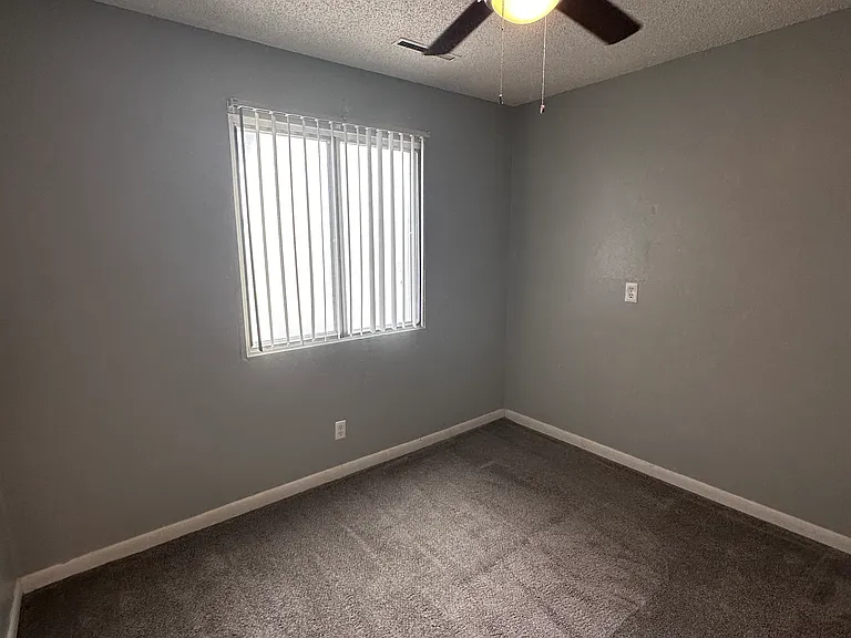 1627 W Maple St — Photo 15