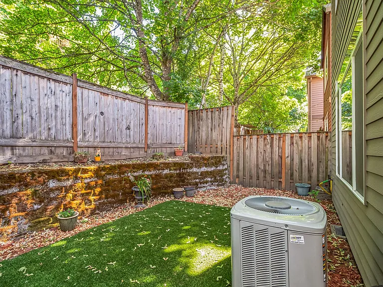 949 SE Tamango St — Photo 8