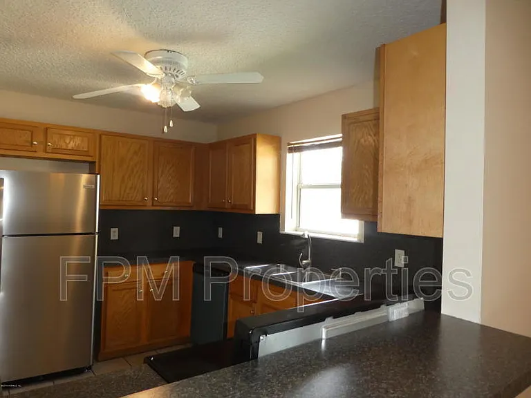 1017 Crestwood St — Photo 11
