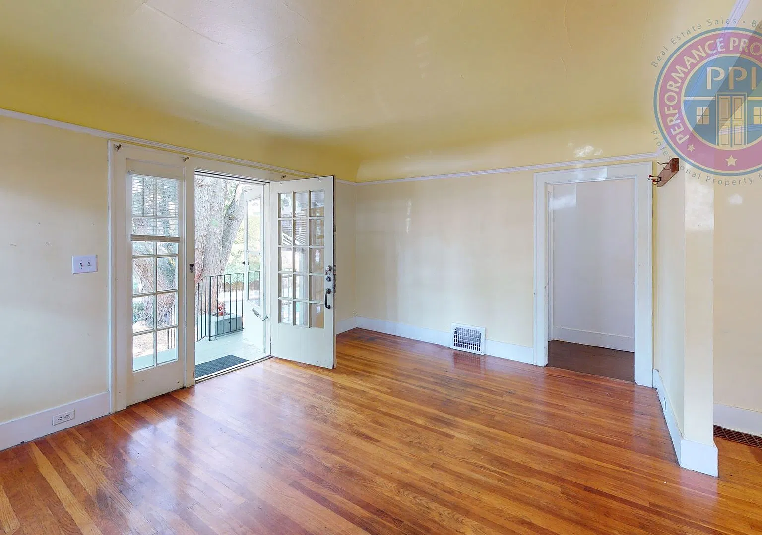 No Security Deposit w/ Rhino! North Mt. Tabor Bungalow, w/ Large Backyard! — Photo 3