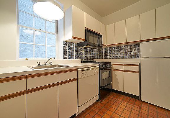 3rd image of 318 E 84th St APT 2E