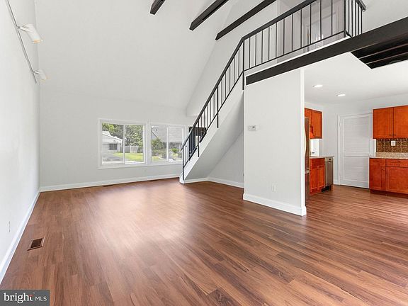 5th image of 19 Penfield Ln