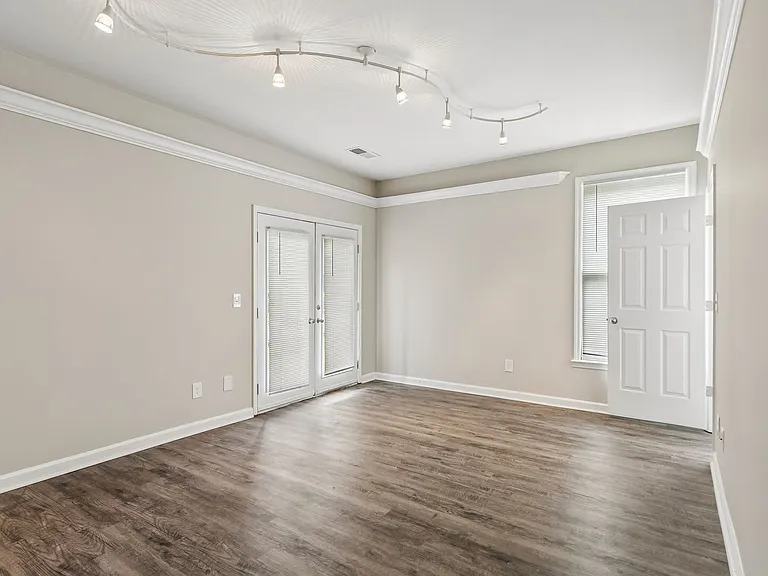 Victorian Village Apartments — Photo 46